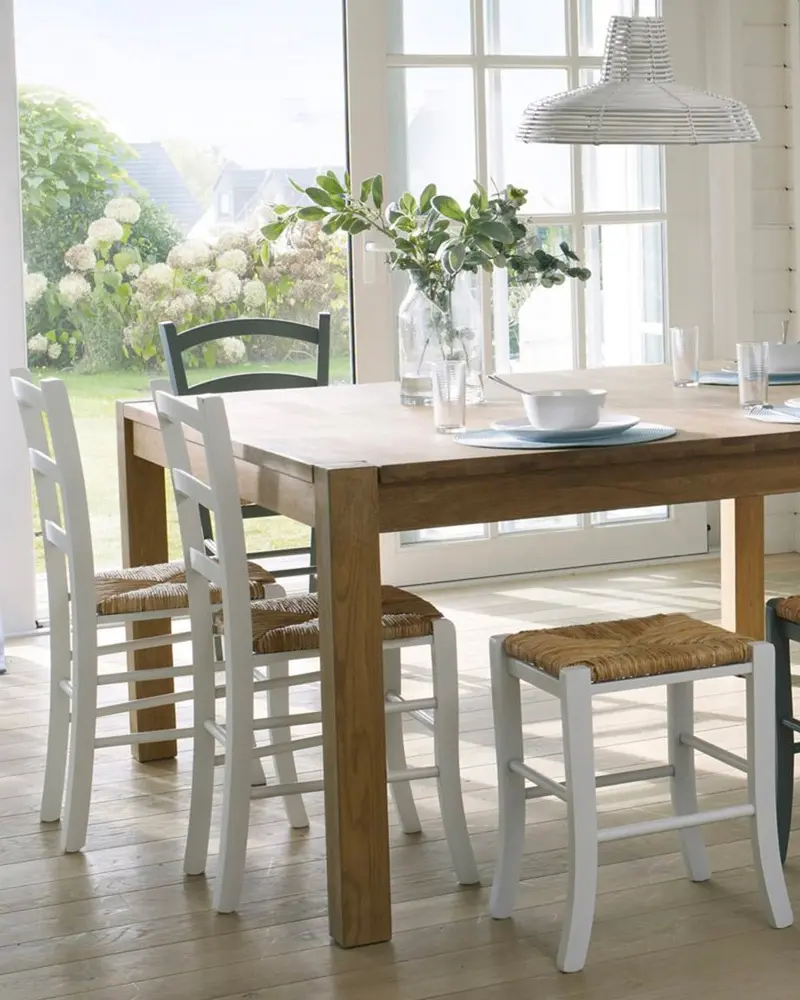 chaise blanche paille bord de mer