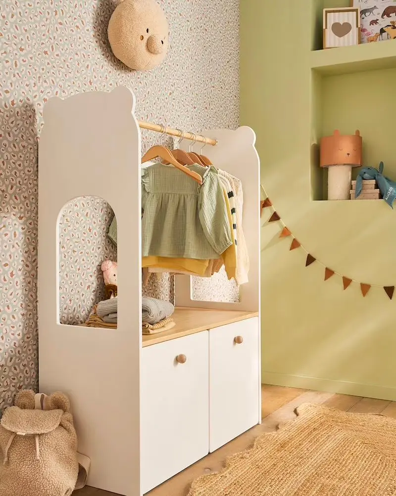 portant enfant ourson