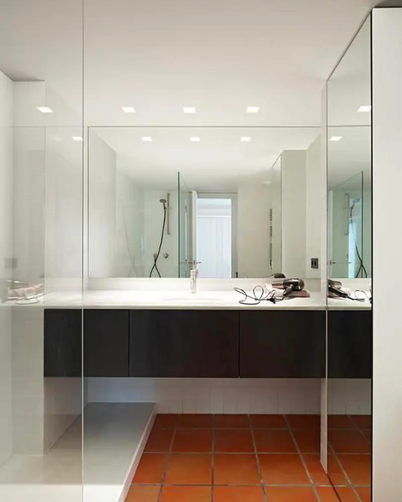 deco salle de bain moderne sol terre cuite