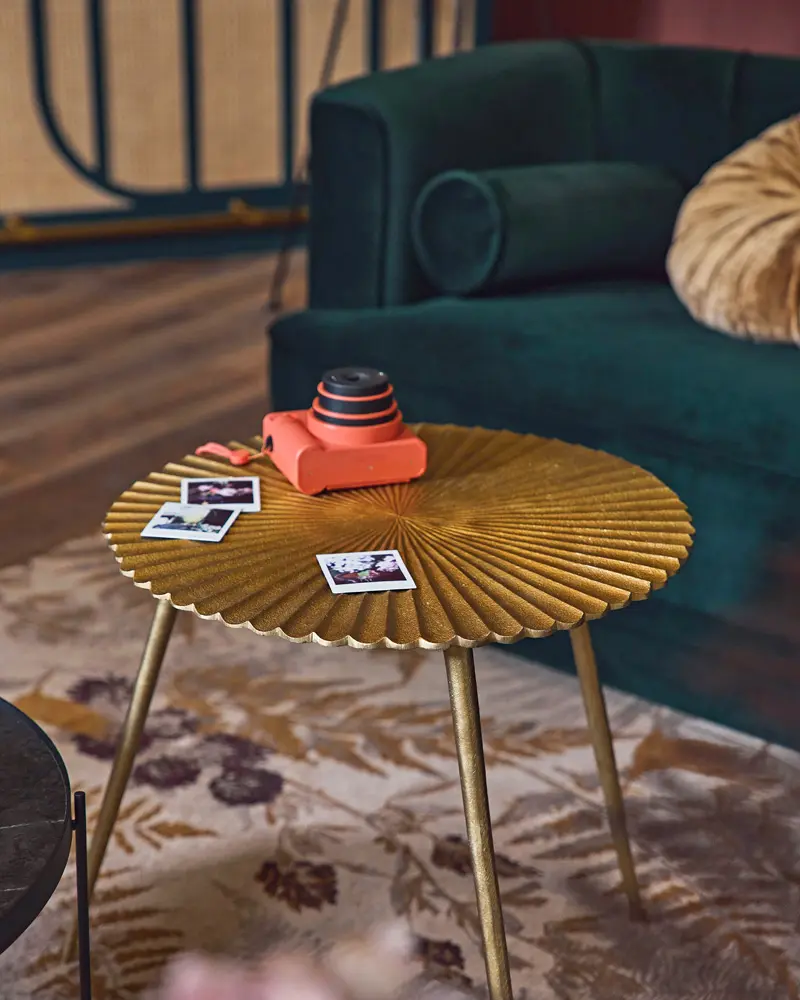 table basse doree ondulee