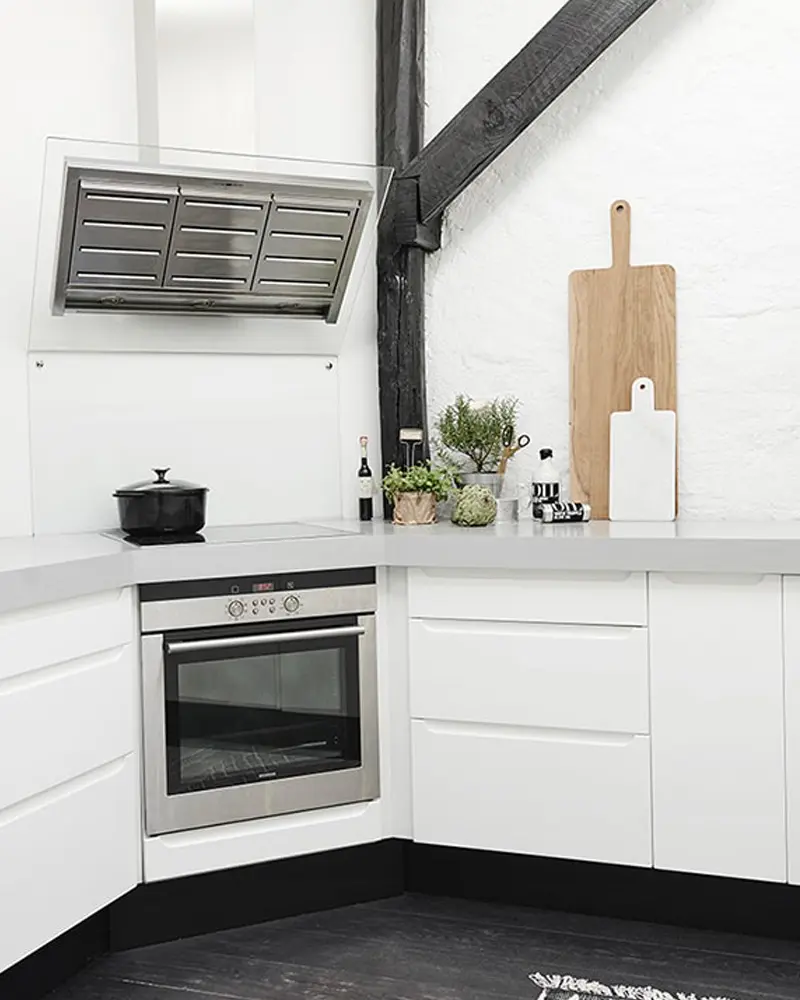 deco petit loft noir blanc cuisine