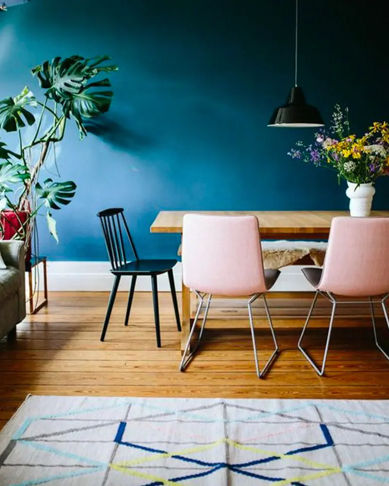 deco salle a manger moderne mur bleu