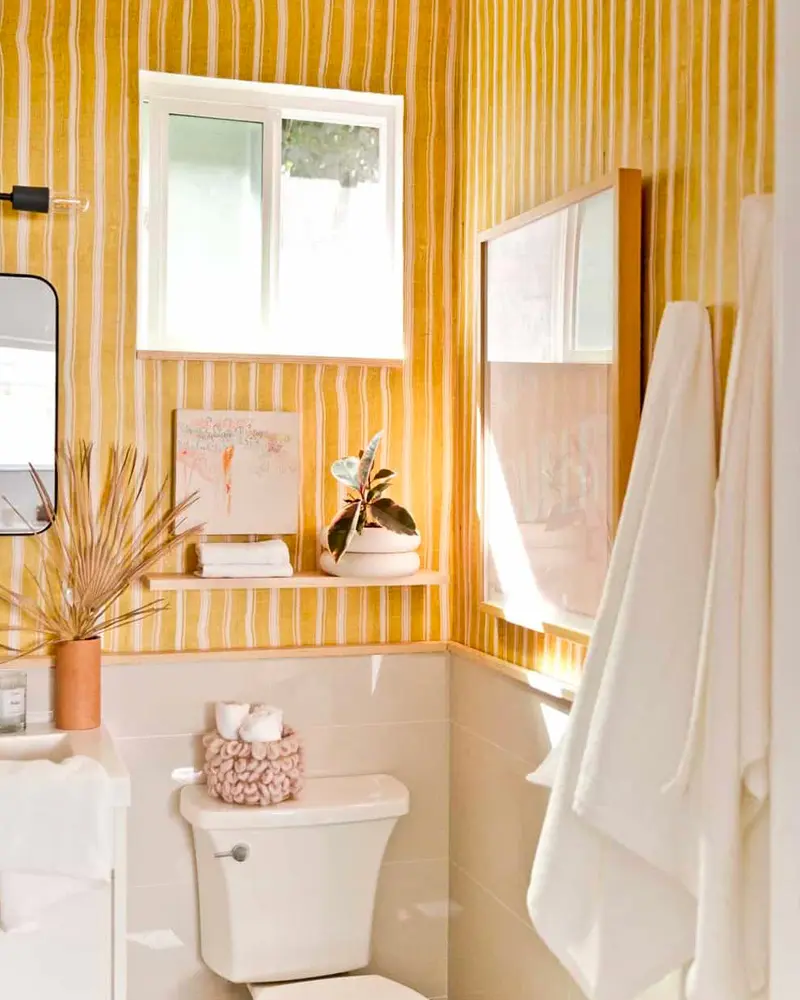 papier peint raye jaune deco salle de bain