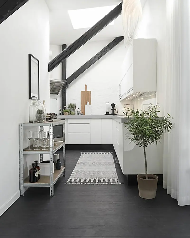 deco petit loft noir blanc cuisine