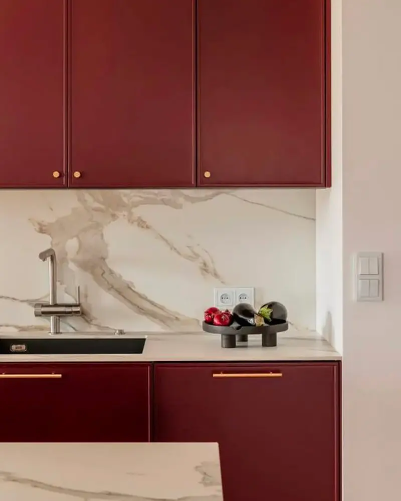 deco cuisine moderne chic bordeaux dore