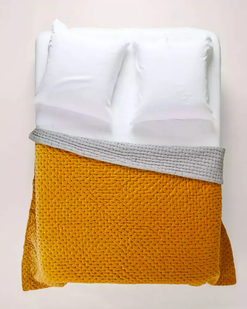 couvre lit jaune moutarde