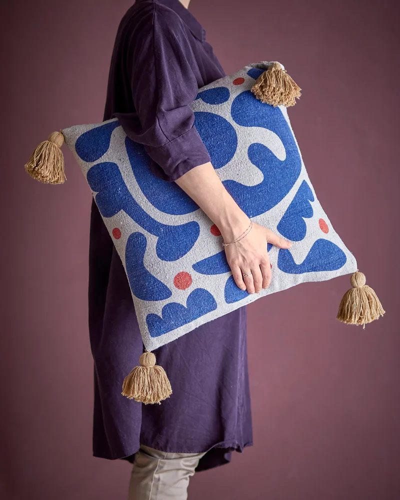 Grand coussin à motifs colorés bleu madeindesign.com