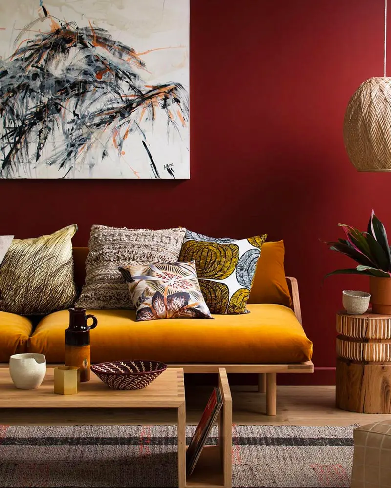 deco salon canape jaune moutarde mur bordeaux
