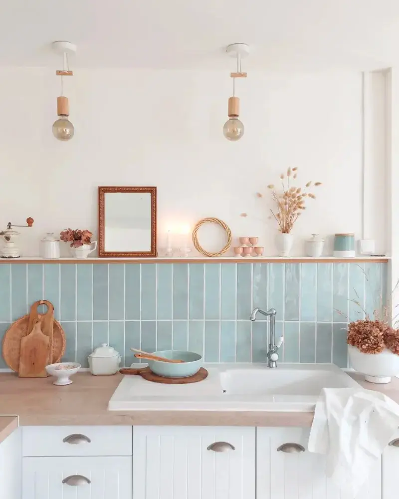 deco cuisine banc bois carrelage zellige bleu